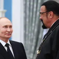 VIDEO Actorul Steven Seagal, ce umbla cu bodyguarzi prin Bucureşti, a fost decorat de Vladimir Putin - Foto: Profimedia Images