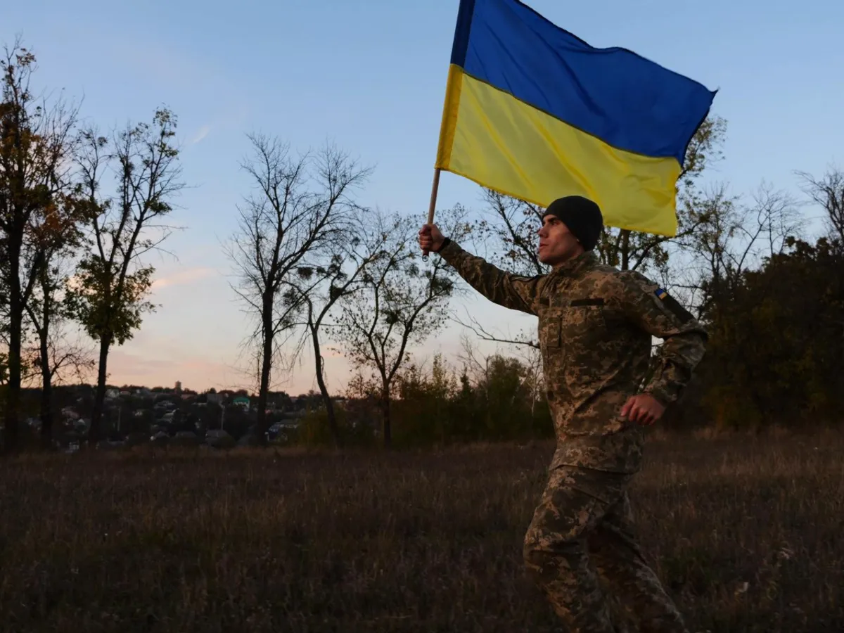 Soldat ucrainean care aleargă cu un steag - Foto: Freepik (rol ilustrativ)