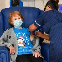 Prima persoană din UK vaccinată anti-COVID, Margaret Keenan, de 91 de ani. Sursa foto: time.com via Getty Images