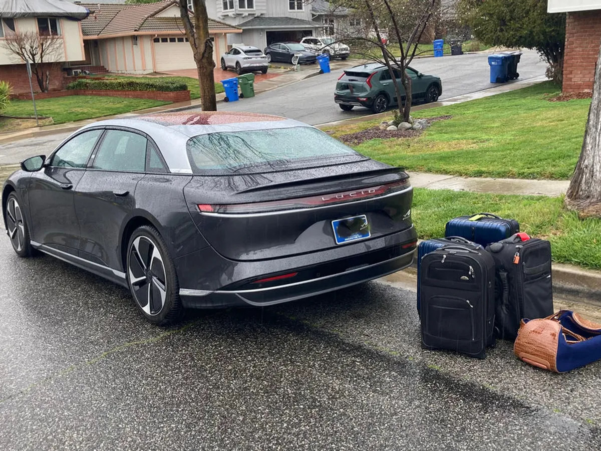 Atenție, șoferi! Ce nu trebuie să cărați în portbagaj dacă aveți mașină electrică sau hybrid? Dauna, „fatală”