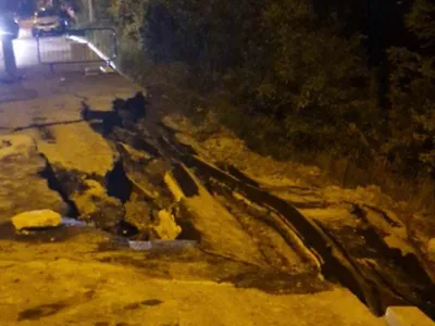 Alunecare de teren pe o stradă din Cluj-Napoca. 20 de metri de carosabil, afectați. Foto: Digi24.ro