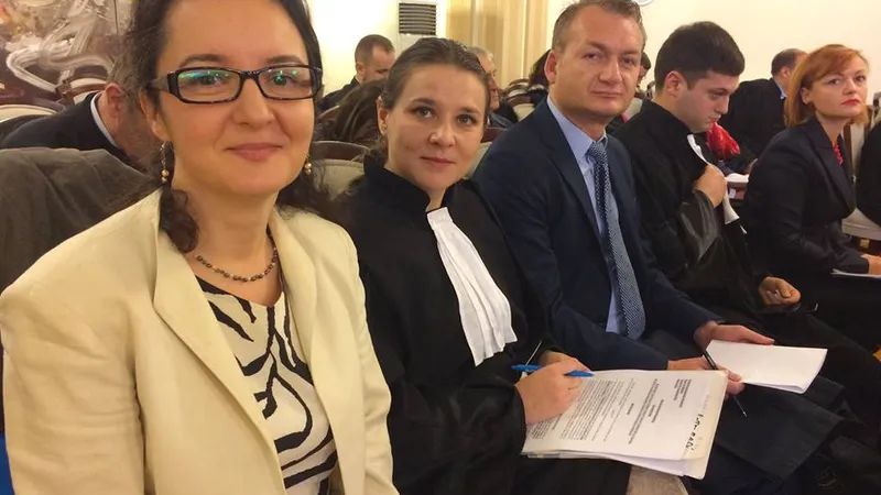 Avocatele Romanița Iordache, Iustina Ionescu - cea care reprezintă cuplul și Adrian Coman, la CCR (FOTO: Accept România)