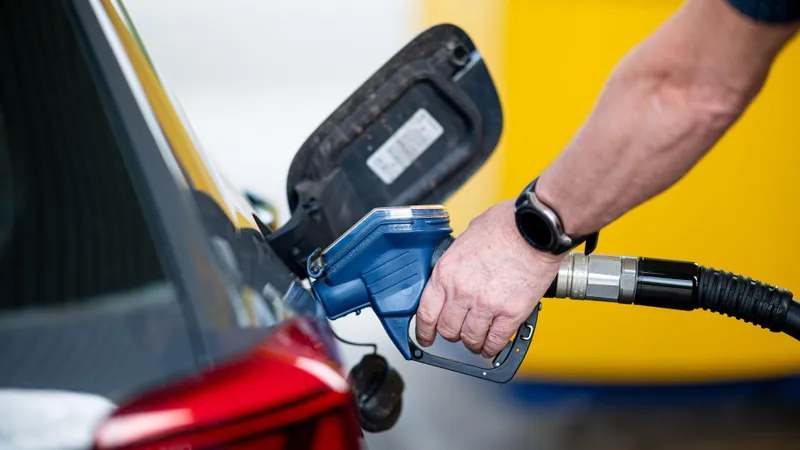 Ungurii pun cu 70 de litri mai multă motorină decât românii cu salariul minim. Polonezii cu 90 / Profimedia