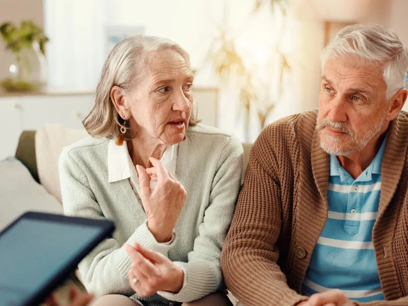 Pensionari discutând îngrijorați de pensie - Foto: Freepik