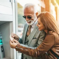 Foto: Pensionar care scoate pensia de pe card Sursa: Freepik (rol ilustrativ)