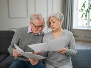 Dosarul de pensie mai poate fi completat în 10 zile. Pensionarii pierd bani dacă nu depun actele Foto: Freepik (fotografie cu caracter ilustrativ)