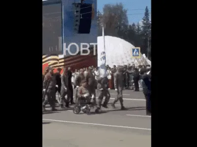 Soldați ruși schilodiți în războiul din Ucraina au fost puși să defileze la o paradă de Ziua Victoriei  