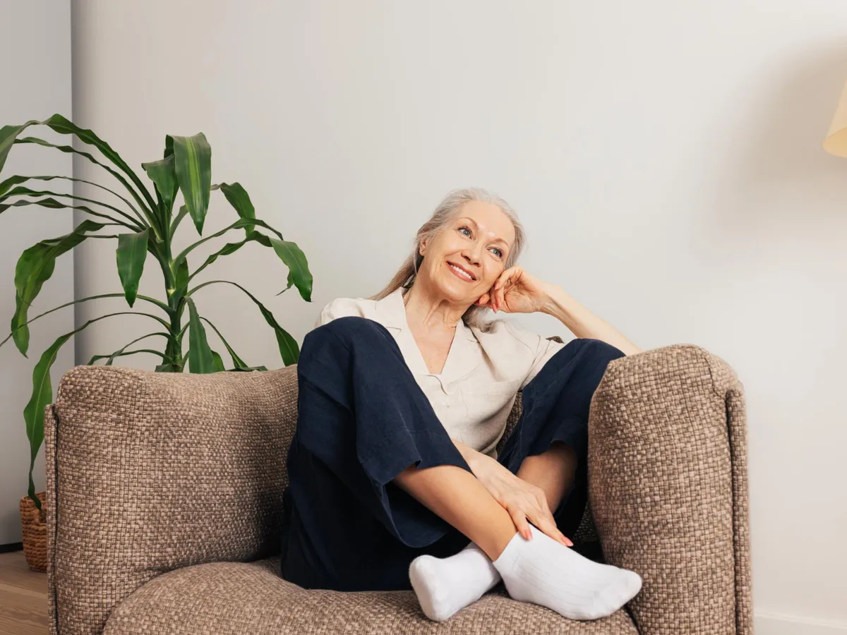 Pensionară gânditoare la pensie - Foto: Freepik