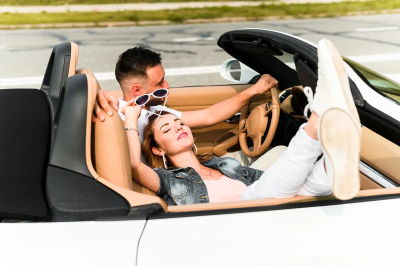 Și o călătorie cu mașina poate fi romantică - Foto: Freepik (imagine cu rol ilustrativ)