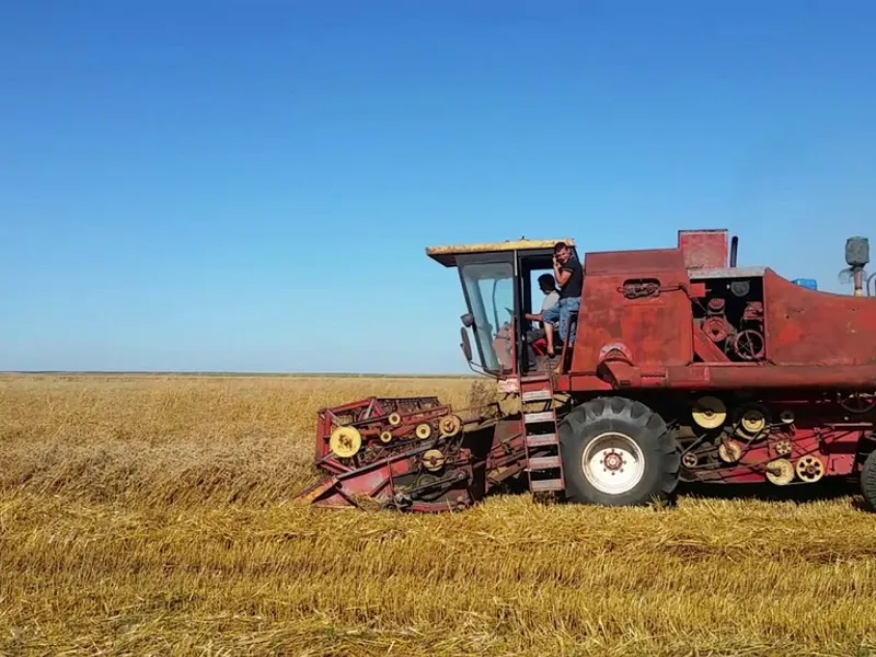 Gloriile agriculturii „Epocii de Aur”, C12 și C14, concurează încă cele mai moderne combine. / Foto: YouTube