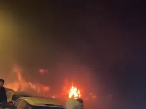 Peste 250 de persoane au fost evacuate din bloc. FOTO: Captură video