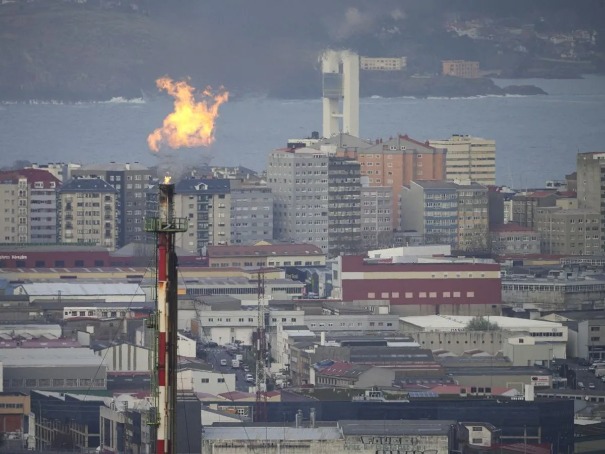 Imagine de ansamblu cu Rafinăria Repsol din oraşul La Coruna, din nord-vestul Spaniei - Foto: Profimedia Images