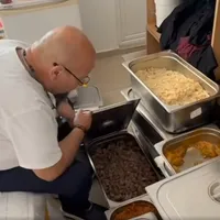 ANPC a făcut controale pe litoral și a dat amenzi de 900.000 lei. Produse expirate, insecte, mucegai - Foto: Facebook / Cristian Popescu Piedone (Imagine cu rol ilustrativ)