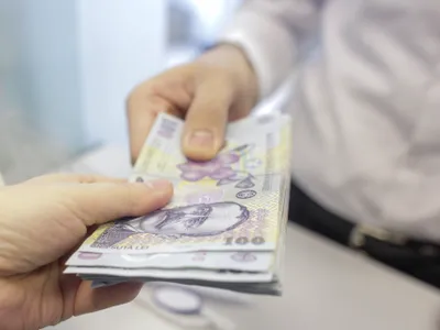 O casieră simulează operaţiuni bancare cu lichidităţi, în interiorul unei sucursale de bancă - Foto: INQUAM PHOTOS/Octav Ganea