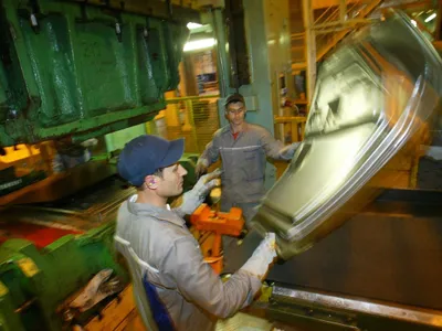 2004. Linie de producţie la Uzinele Dacia Renault - Foto: Profimedia Images
