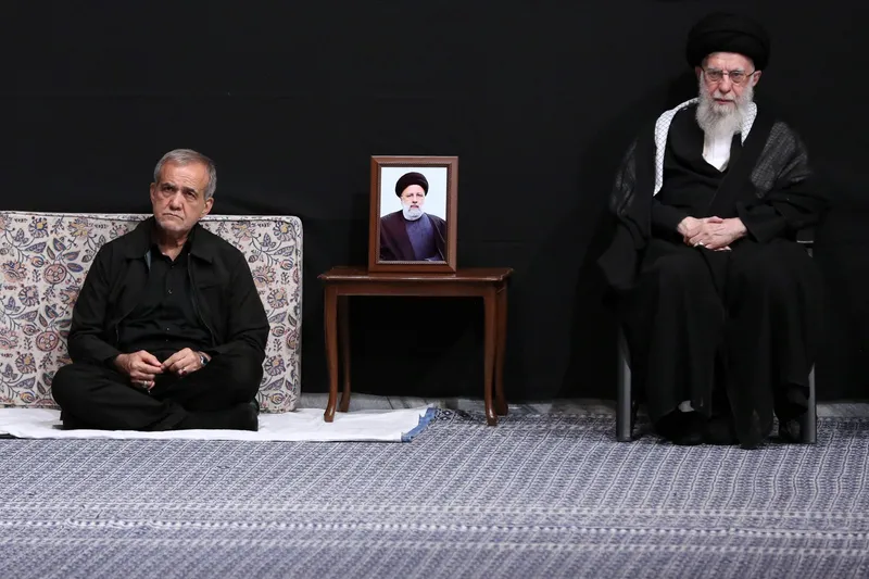 Liderul suprem al Iranului, ayatollahul Ali Khamenei, și președintele Masoud Pezeshkian - Foto: Profimedia Images