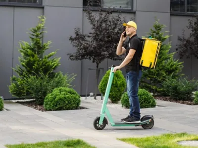 Livrator pe trotinetă - Foto: freepik (rol ilustrativ)