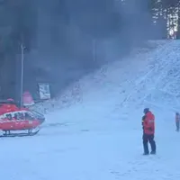 O femeie a fost transportată cu elicopterul după ce a fost lovită de sanie. Avea coloana fracturată Captură video Facebook / Salvamont Prahova