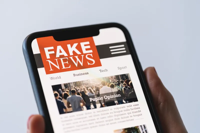 Telefon care are pe ecran Fake News - Foto: Freepik (rol ilustrativ)