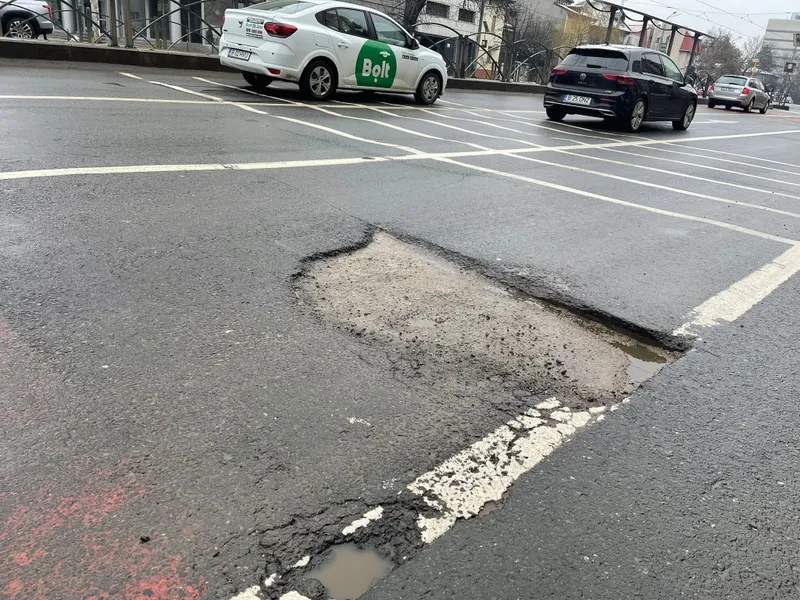 Gropi pe bulevardele din București - Foto: Brigada Rutieră