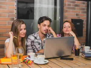Ajutor de la stat pentru firmele care angajează elevi sau studenți. Ce condiții să îndeplinească? - Foto: Freepik (rol ilustrativ)