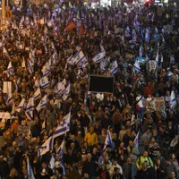 La Tel Aviv, demonstranţii s-au adunat în centrul oraşului, mulţi fluturând steaguri şi purtând pancarte pe care scria "Israelul nu trebuie să devină o dictatură" - Foto: Profimedia Images/ Gili Yaari