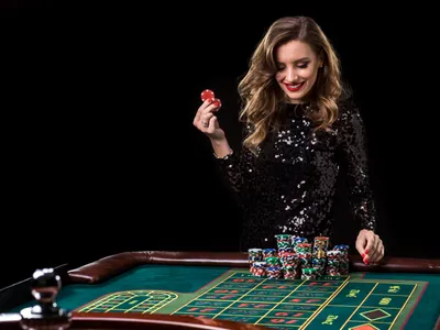 Femeie bucurându-se de chipsurile adunate în casino - Foto: Magnific.com/YuliiaKa