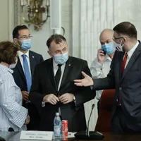 În prim-plan, ministrul Sănătății, Nelu Tătaru, și șeful interimar al Senatui, Robert Cazanciuc. FOTO: Inquam Photos / George Călin