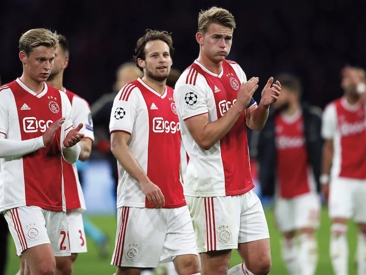 Frenkie de Jong (stânga), Daley Blind (centru) și Matthijs de Ligt (dreapta), vedetele în devenire ale unei echipe surprinzătoare