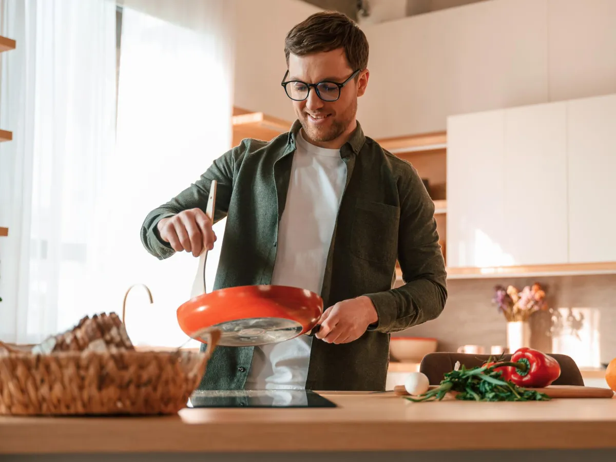 Bărbat care gătește - Foto: Freepik (Imagine cu rol ilustrativ)