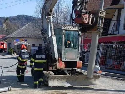 Un „Dorel” care lucra cu excavatorul pe o stradă din Rucăr a avariat o conductă de gaze - Foto: ISU Arges