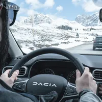 Ce rată plătești lunar dacă îți iei Logan de 14.100 € cu credit pe 5 ani? Cine își permite - Foto: Facebook/ Dacia (rol ilustrativ)