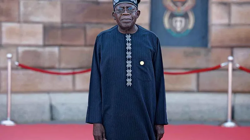 PROVOCĂRI  Președintele Bola Tinubu a preluat funcția în 2023, după ce a obținut mai puțin de 10 % din voturile înregistrate. El a descris problemele Nigeriei ca fiind „abrupte și multiple“