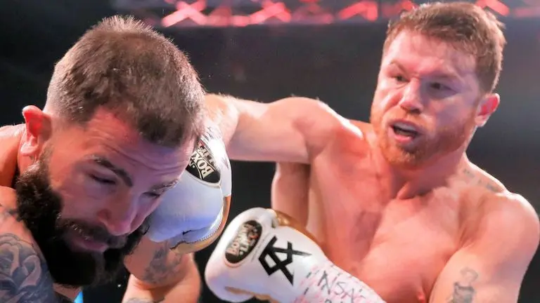 Boxerul mexican Saul „Canelo” Alvarez a unificat centurile mondiale la supermijlocie. / Foto: skysports.com