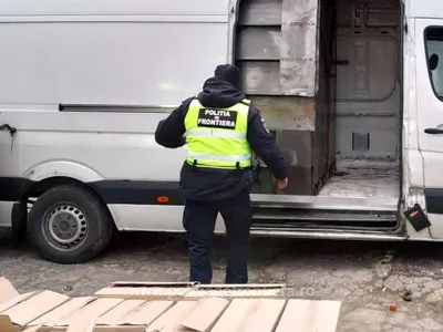 Microbuz modificat pentru țigări de contrabandă - Foto: Poliția de Frontieră