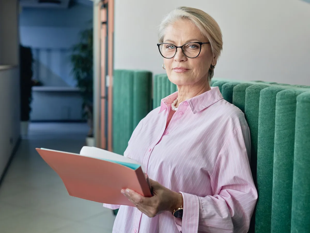 Pensionară citește la pensie - Foto: Freepik