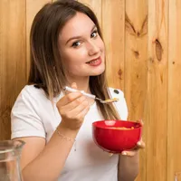 Femeie frumoasă care ține un bol roșu în mână - Foto: Freepik (imagine cu rol ilustrativ)