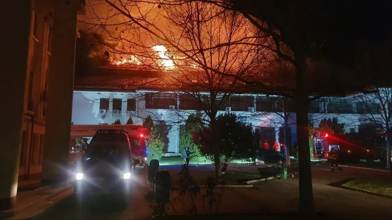 Incendiu de proporții la Judecătoria Ilfov. Flăcările au cuprins o mare parte din clădire Foto: ISU Ilfov
