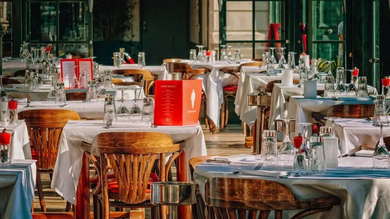 Restaurantele, sălile de spectacol și cinema se redeschid de luni/FOTO: wall-street.ro