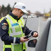 Un polițist rutier verifică actele unui șofer - Foto: INQUAM PHOTOS /Cornel Putan