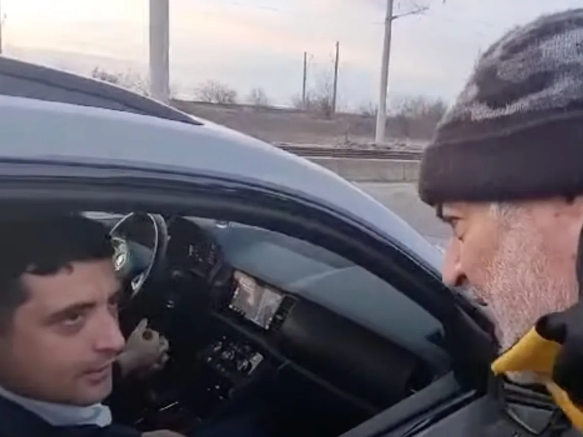 VIDEO George Simion, pus pe fugă de un protestatar: „Nu ai ce căuta aici. Întinde-o!” - Foto: Captură video