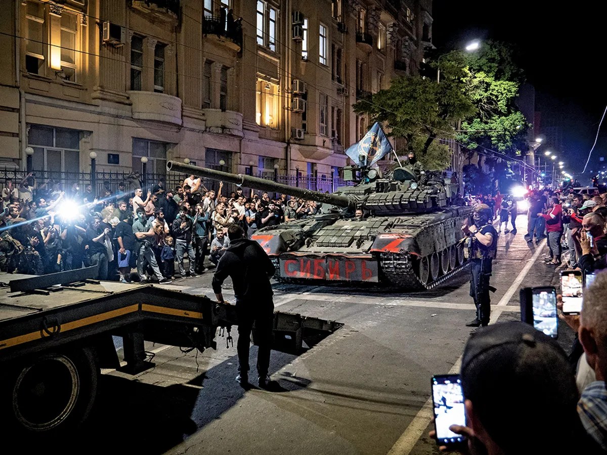 Luptători ai grupului Wagner pregătindu-se să cedeze controlul asupra cartierului general al Districtului Militar Sudic, din Rostov-pe-Don