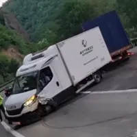 Accident într-o curbă de pe Valea Oltului, la Călimănești, între un autoturism și o dubă. / Foto: captură video