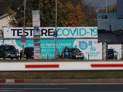 Numai la Otopeni: pasageri testați pentru COVID în parcare, după ce sunt racolați la check-in/FOTO: NWR