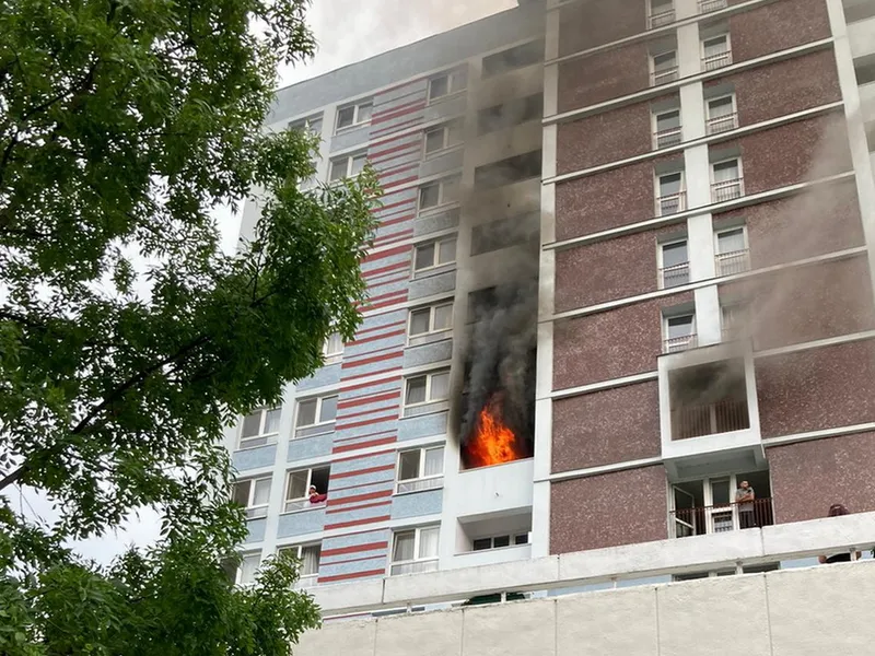 Un hotel de 2* din Băile Felix, în flăcări. Aproape 600 de turiști evacuați, 14 victime - Foto: ISU Bihor