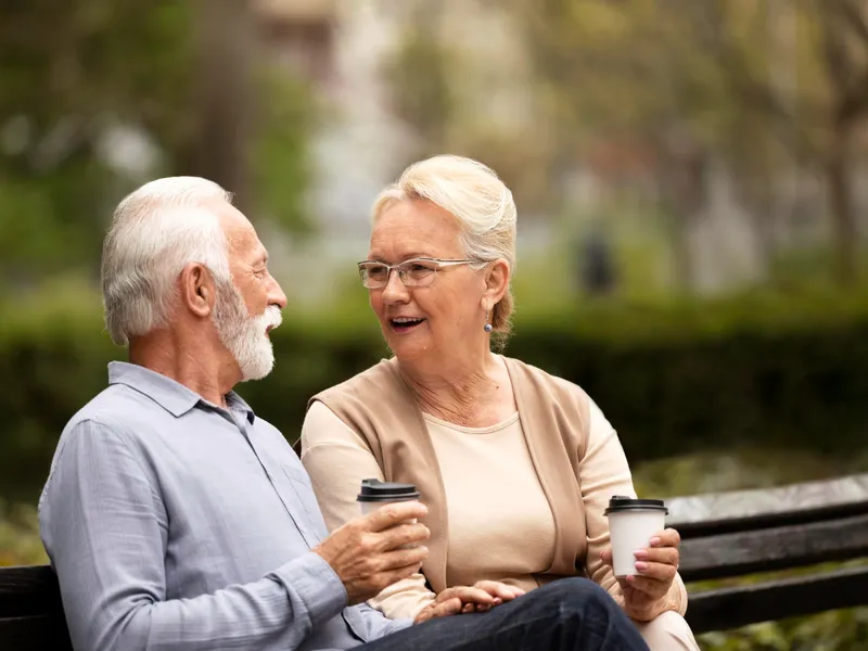 Toți pensionarii cu pensie mai mică de 5.000 lei vor primi bani în plus. Sumele sunt diferite - Foto: Freepik