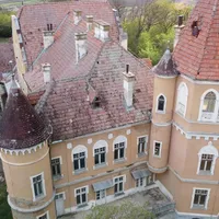Castelul Calendar cu 365 de ferestre și patru turnuri este scos la vânzare. 2,1 milioane de euro Foto: captura youtube