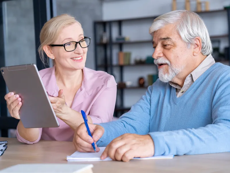 Care pensionari iau bani mai mulți la pensie în noiembrie? În ce zile se virează bani pe card? Foto: Freepik (fotografie cu caracter ilustrativ)