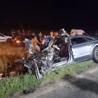Un Audi s-a înfipt violent într-un TIR pe DN 2C. Șoferul și o fată de 16 ani au murit pe loc - Foto: Facebook/Info Trafic 24