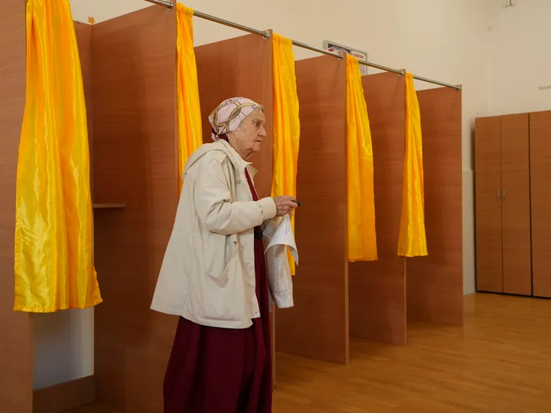 Alegeri prezidențiale. S-au deschis urnele de votare. 18.000.000 de români sunt așteptați la urne - Foto: Profimedia Images
